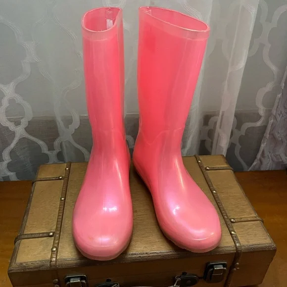 Vibrant iridescent Pink Rain Boots - Picture 1 of 6